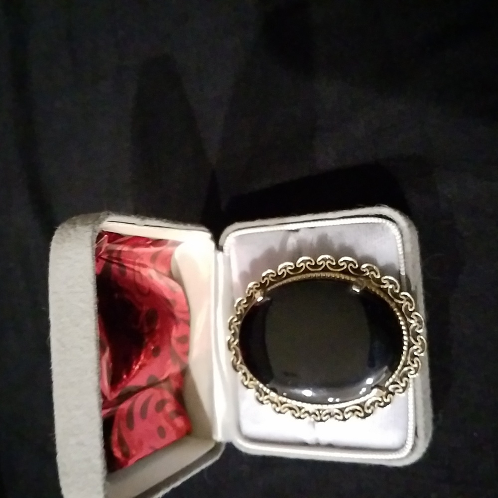 Classic Style Black Onyx Oval In A Burnished Goldtone Portrait Frame Brooch.